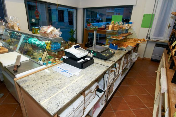 arredamento negozi alimentari panetteria la casa del pane quarona (7)